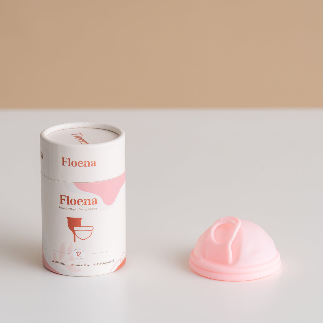 Floena Menstruationsscheibe aus medizinischem Silikon in der Hand gehalten
