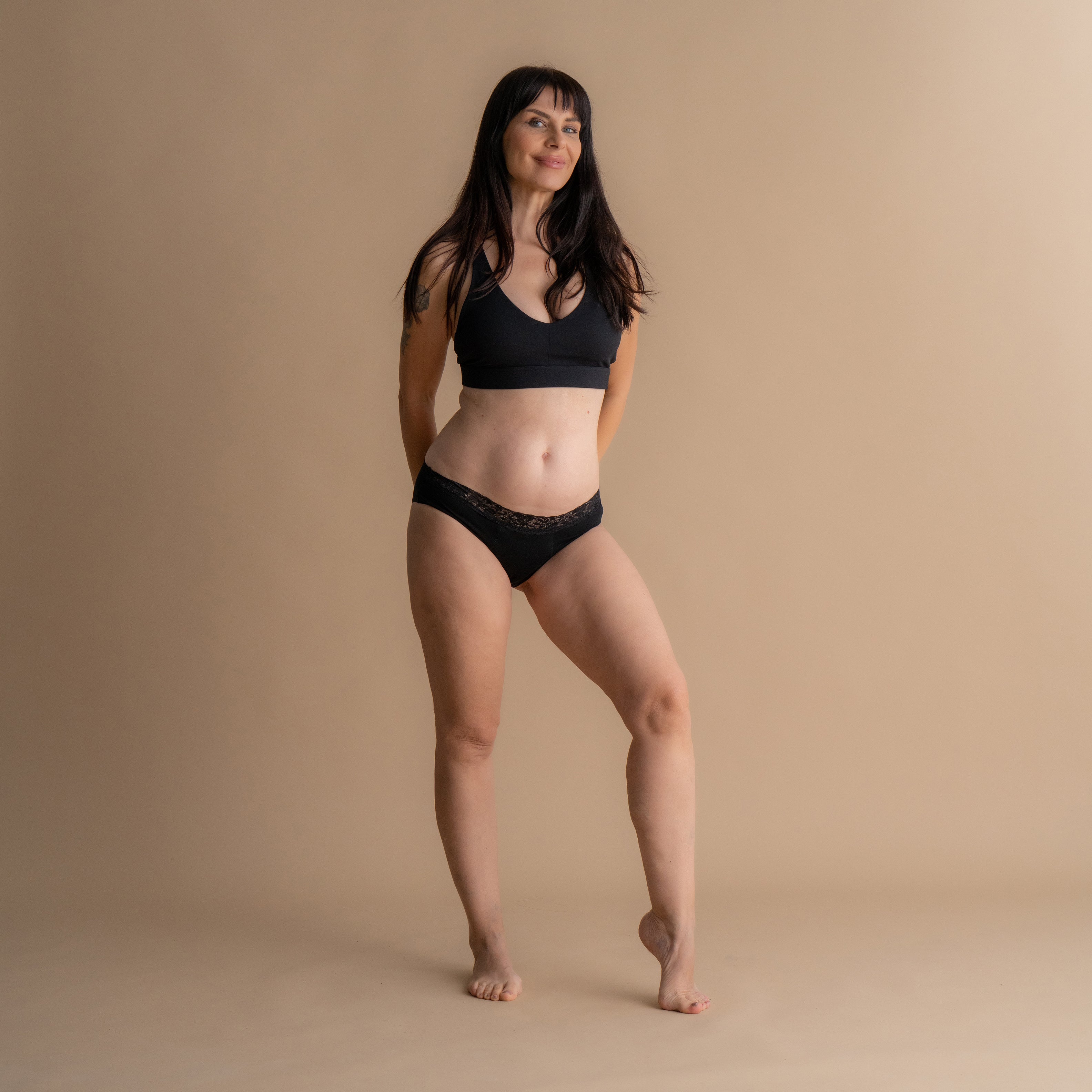 Pogled na celo postavo modela v Floena Leakproof Comfort Brief za dni z močnim tokom