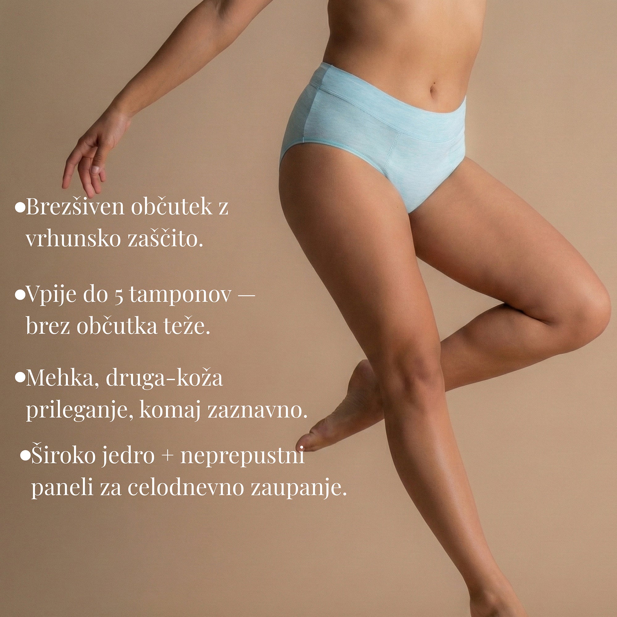 Model v svetlo modrih Floena Leakproof Bamboo High Waist Brief, visoko pasne menstrualne hlačke, v gibanju na bež ozadju