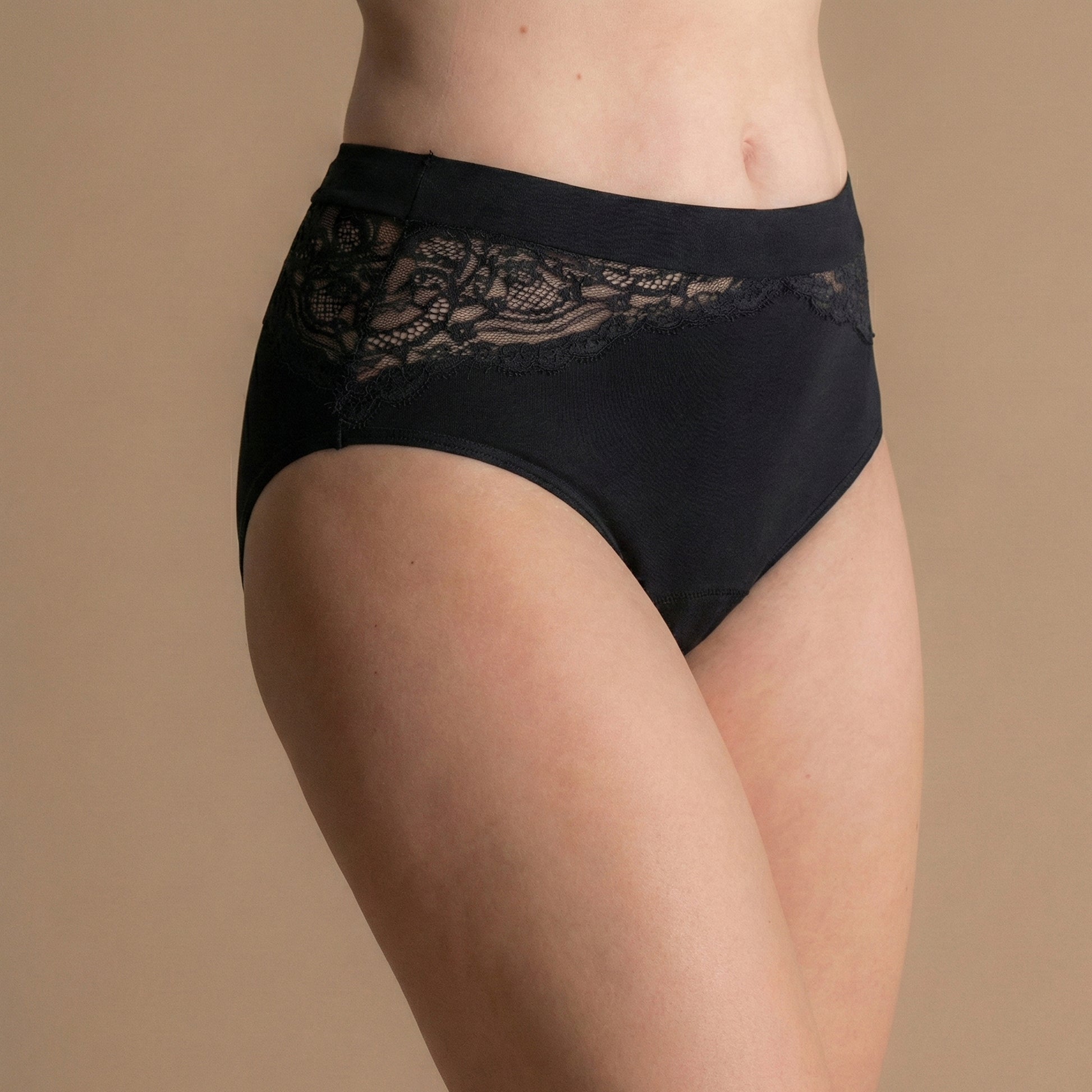 Bližnji posnetek ženske v črnih Floena Leakproof Bamboo Lace Brief, čipkaste menstrualne hlačke iz bambusa