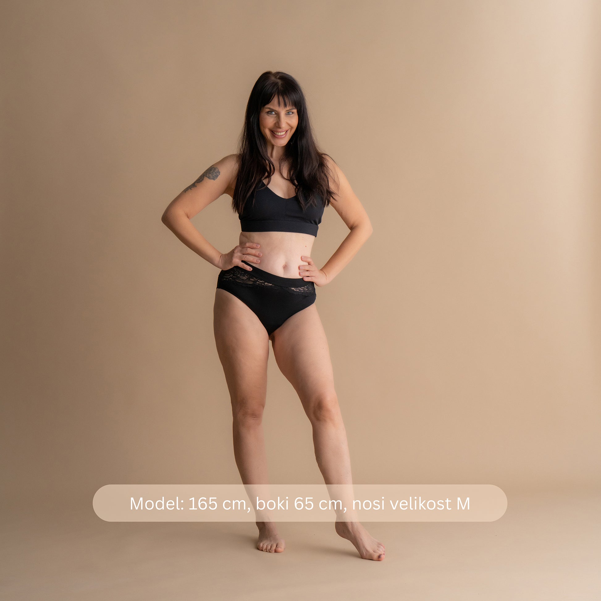 Celoten sprednji pogled na model v črnih Floena Leakproof Bamboo Lace Brief, čipkaste menstrualne hlačke iz bambusa, s čipkastim pasom