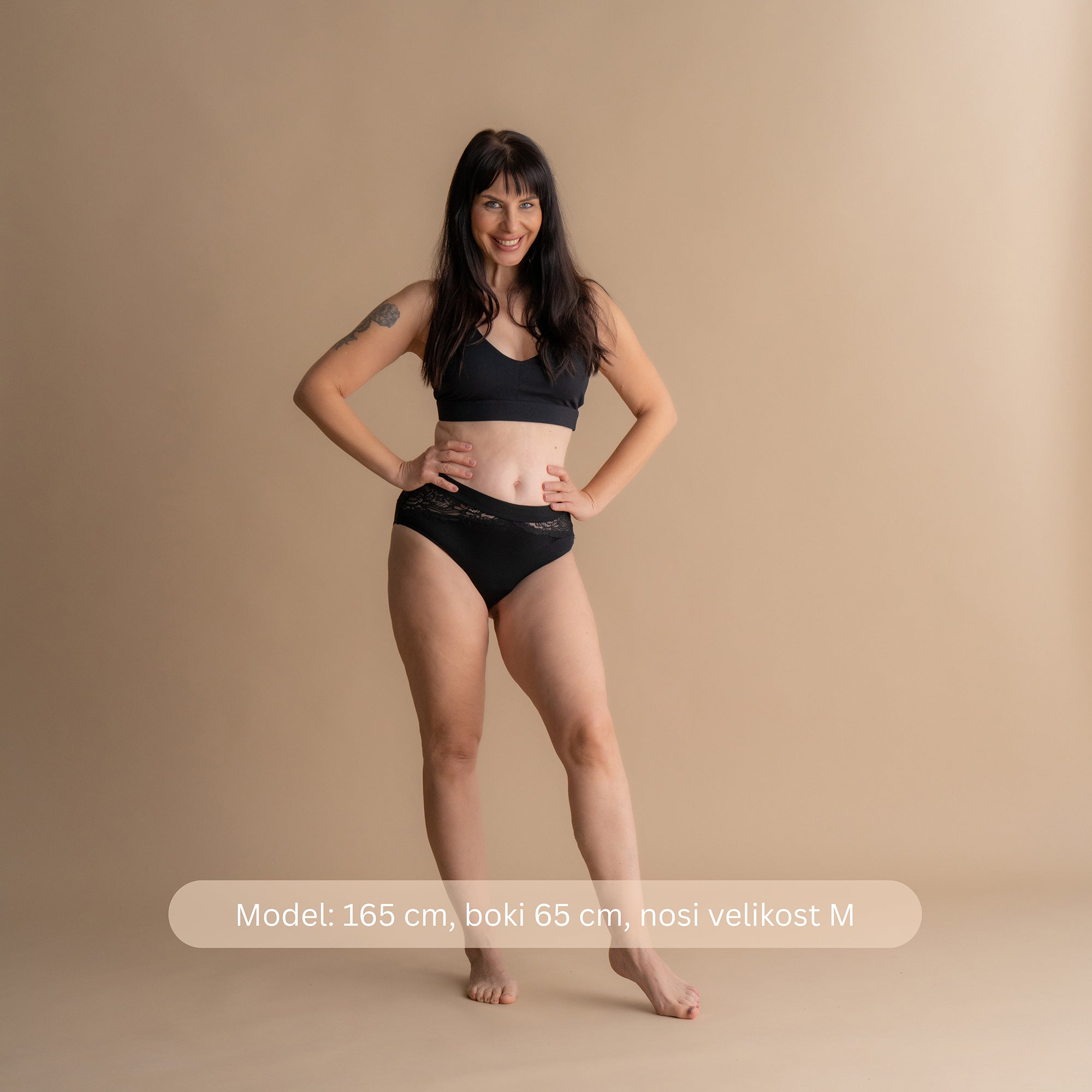 Celoten sprednji pogled na model v črnih Floena Leakproof Bamboo Lace Brief, čipkaste menstrualne hlačke iz bambusa, s čipkastim pasom