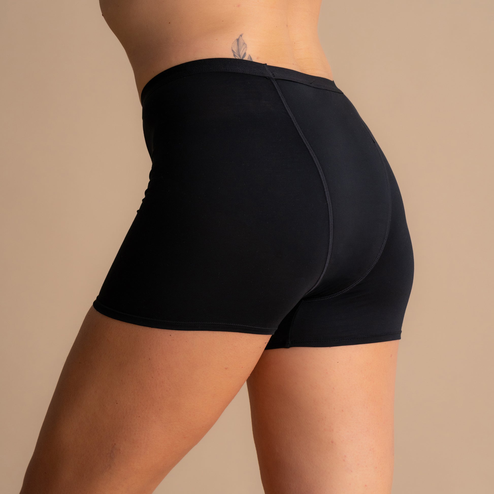 Zadnji pogled na črne Floena Leakproof Bamboo Sleep Short menstrualne hlačke za spanje na modelu s popolnim prileganjem