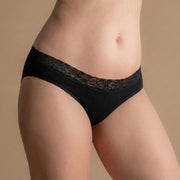 Sprednji pogled na Floena Leakproof Comfort Brief, črne čipkaste menstrualne hlačke, na modelu