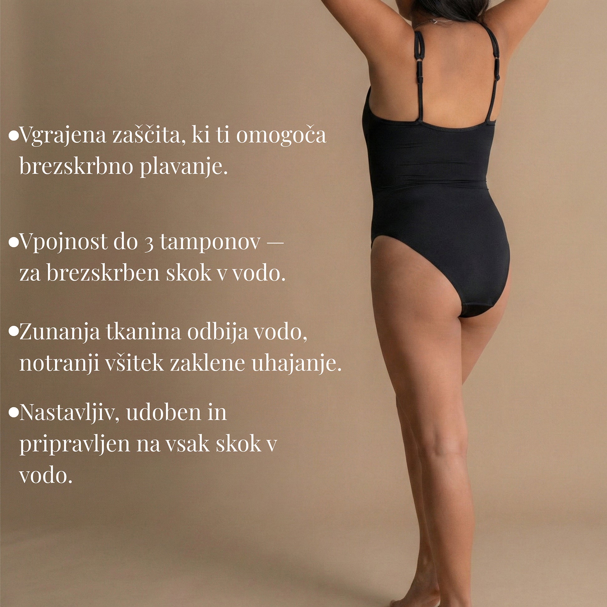 Celoten zadnji pogled na model v črni Floena Leakproof Period One-Piece Swimsuit, menstrualne kopalke, z vodoodbojno zunanjo plastjo, nepremočljivim notranjim vložkom in besedilom o vpojnosti do 3 tamponov