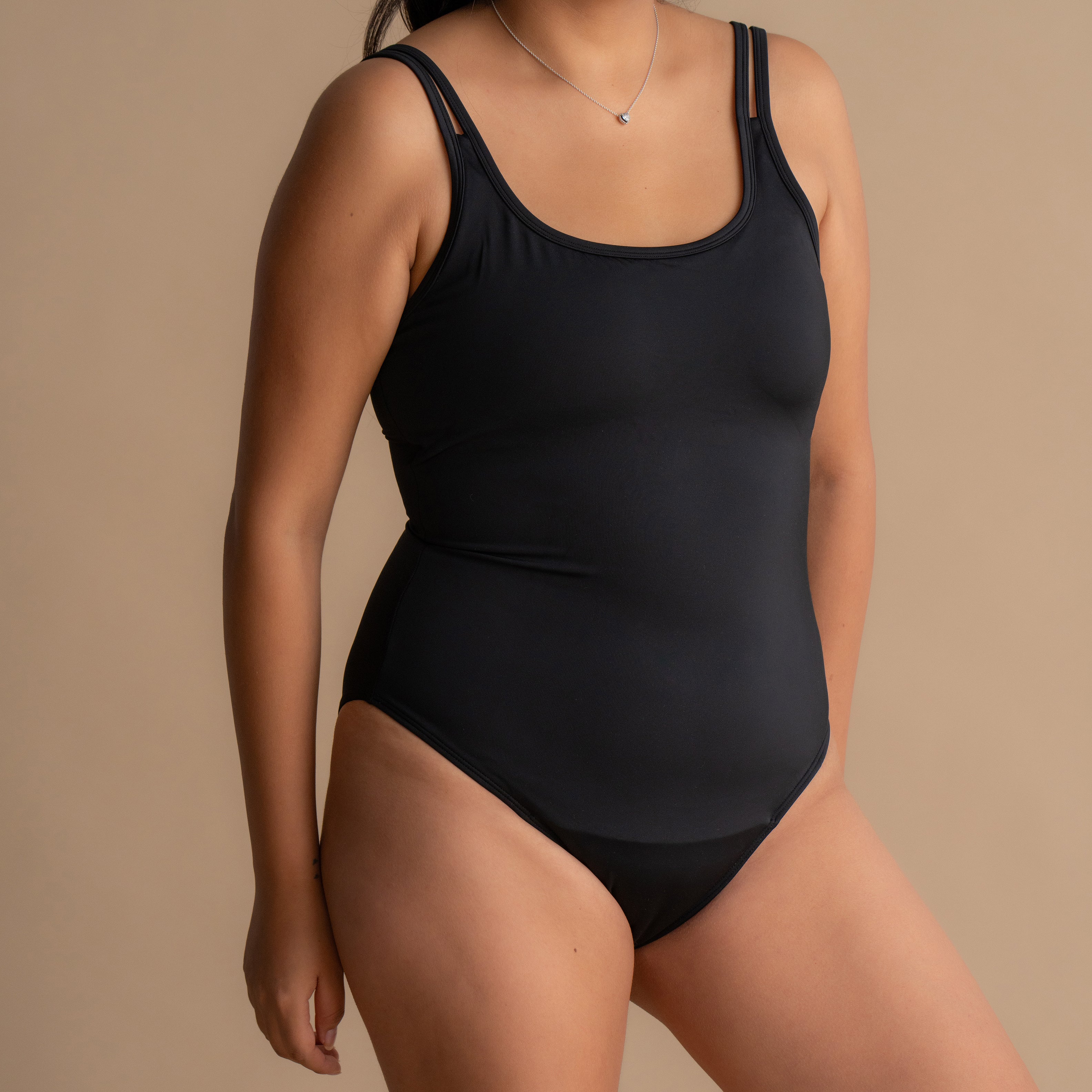 Celoten pogled na žensko v črni Floena Leakproof Period One-Piece Swimsuit, menstrualne kopalke, z vgrajeno zaščito pred puščanjem