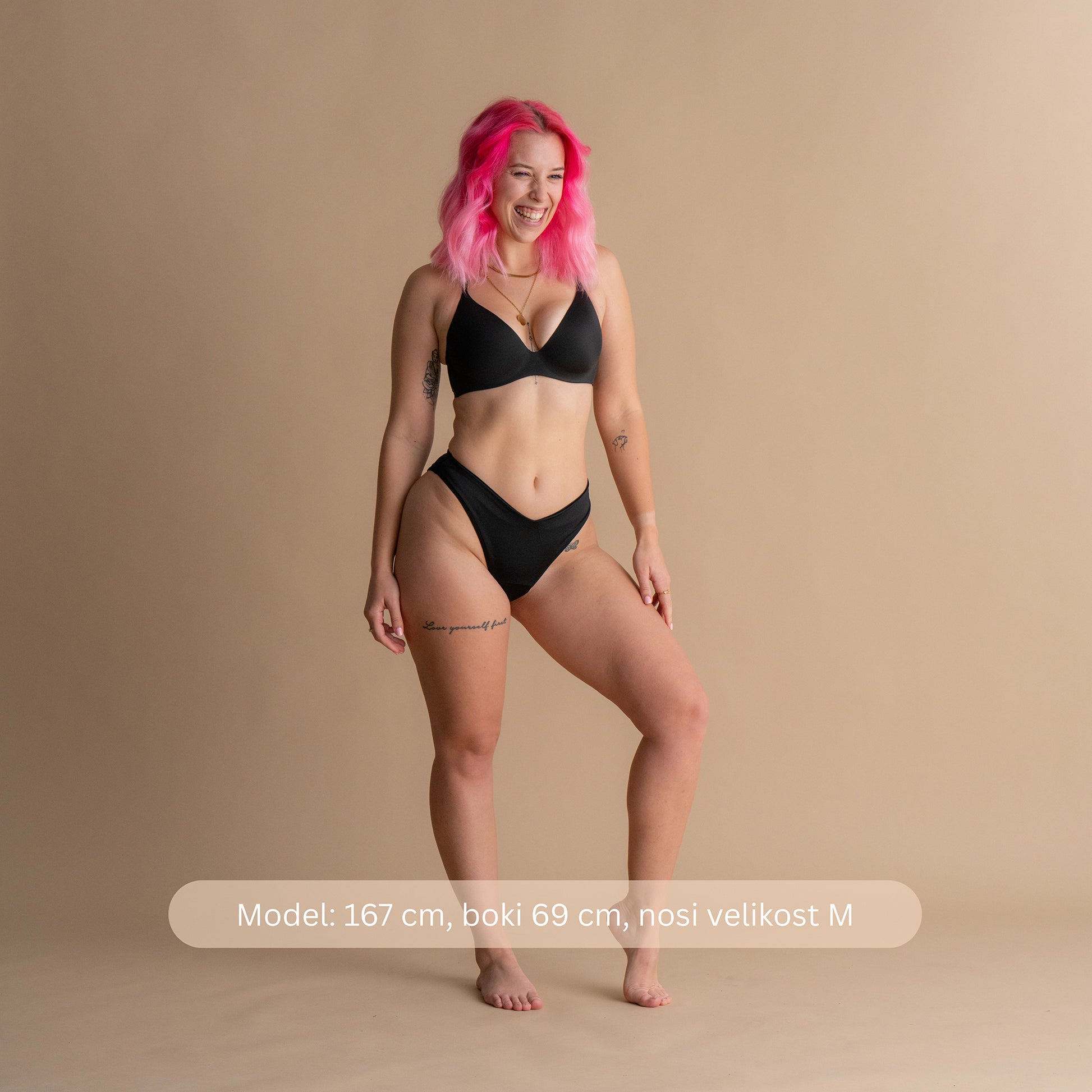 Celoten sprednji pogled na nasmejan model z roza lasmi v črnem Floena Leakproof Period Swim Bikini Bottom, menstrualne kopalke, z ujemajočim zgornjim delom