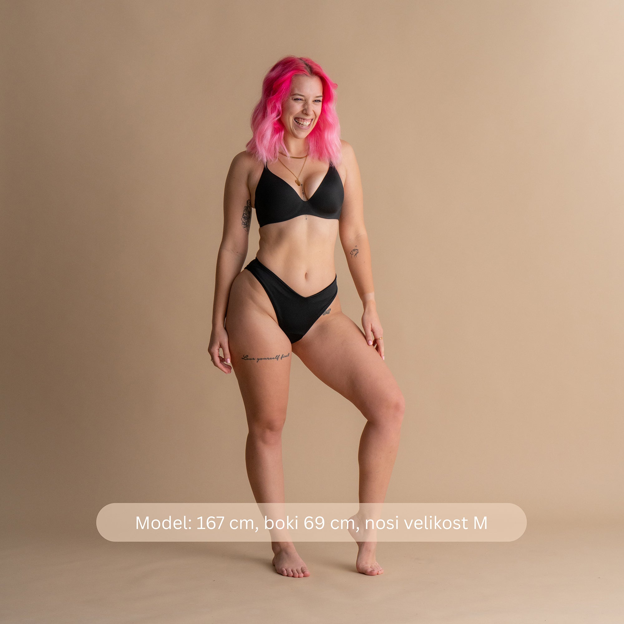 Celoten sprednji pogled na nasmejan model z roza lasmi v črnem Floena Leakproof Period Swim Bikini Bottom, menstrualne kopalke, z ujemajočim zgornjim delom