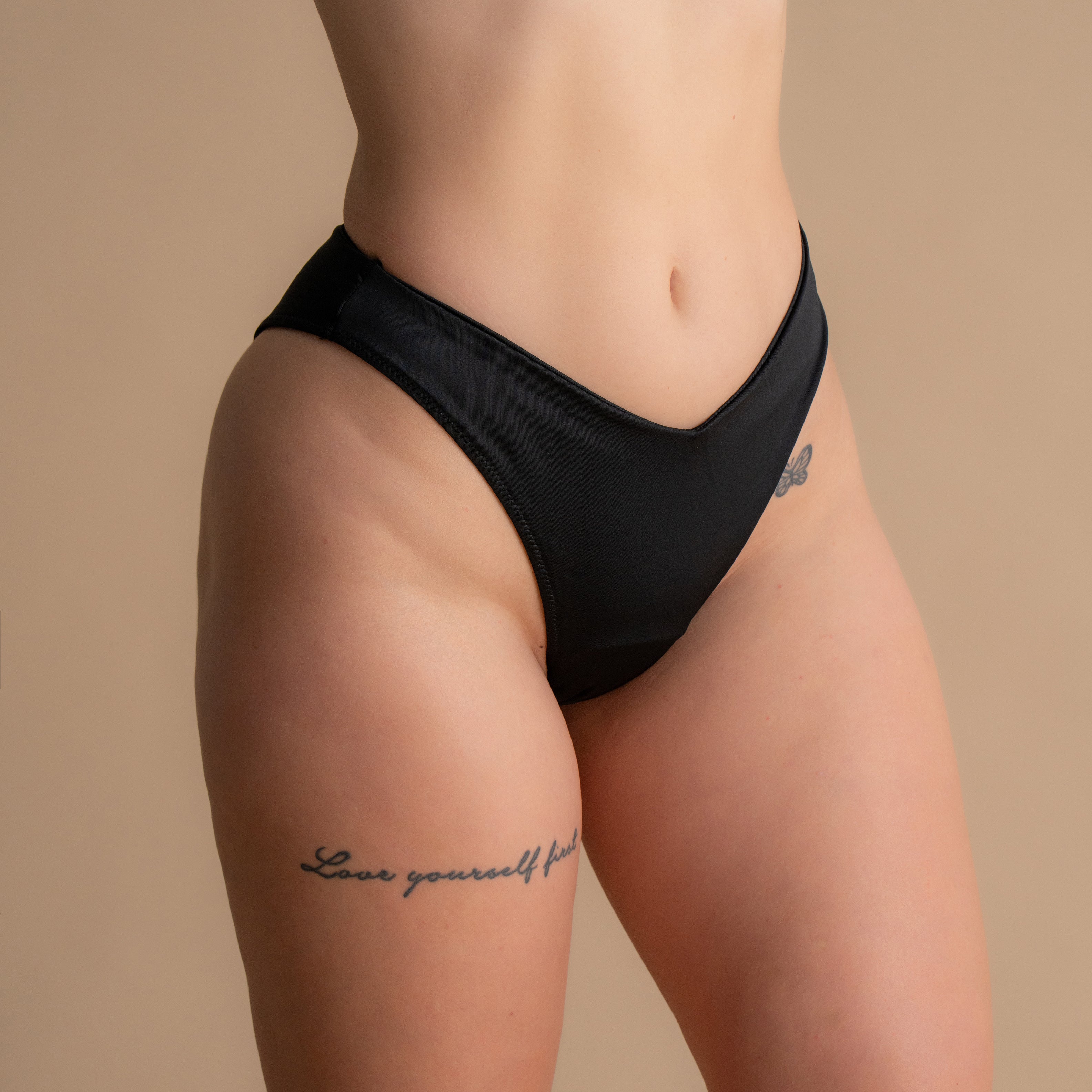 Bližnji posnetek črnega Floena Leakproof Period Swim Bikini Bottom, menstrualne kopalke, z V-pasom in visokim krojem nog
