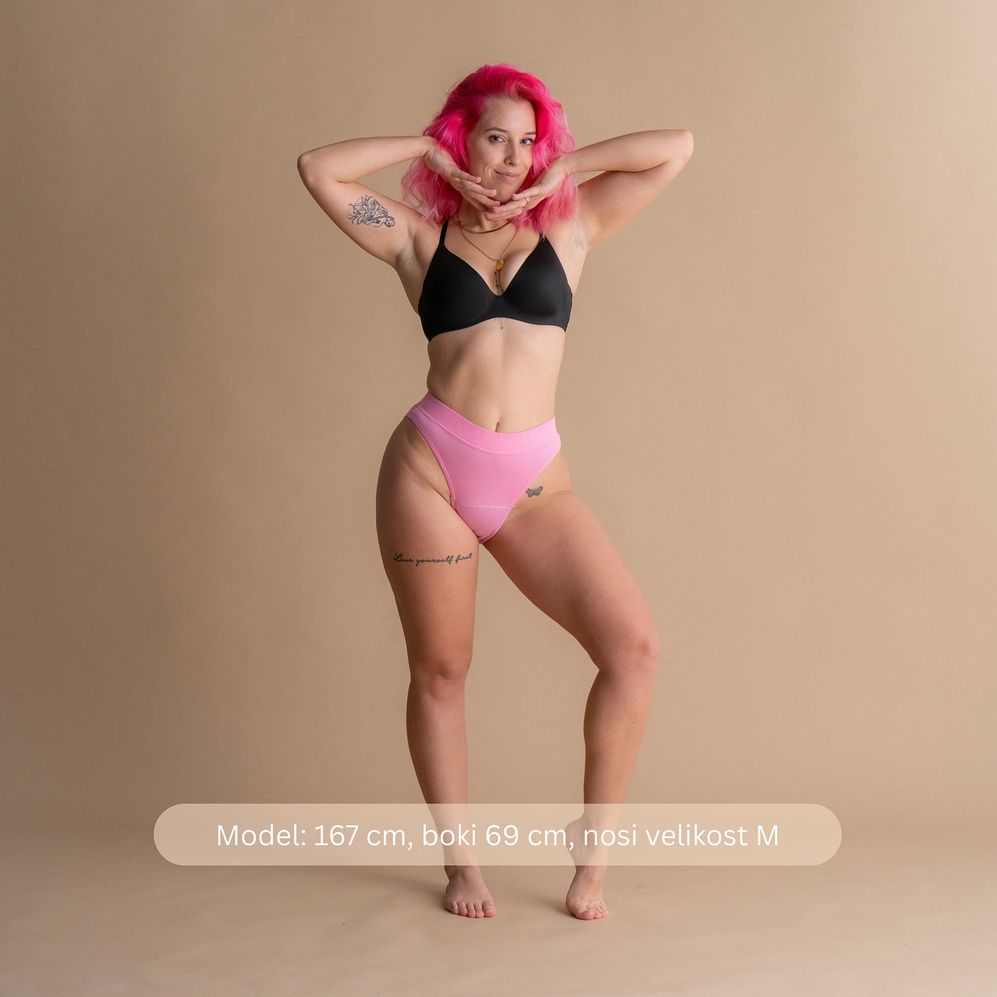 Model višine 167 cm z boki 69 cm nosi velikost M roza Floena Leakproof Ribbed High Waist Brief, rebraste visoko pasne menstrualne hlačke, z navedbo mere