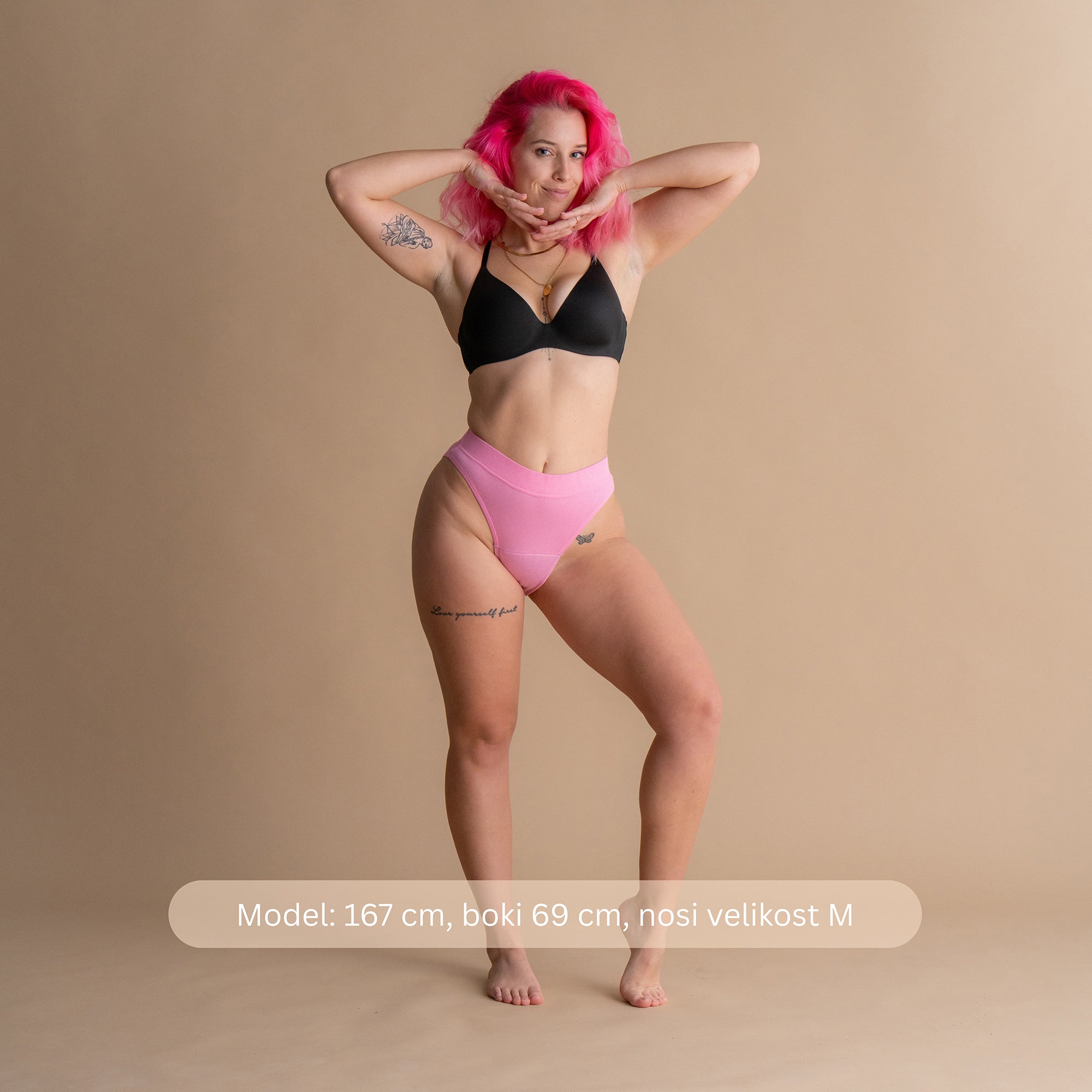 Model višine 167 cm z boki 69 cm nosi velikost M roza Floena Leakproof Ribbed High Waist Brief, rebraste visoko pasne menstrualne hlačke, z navedbo mere