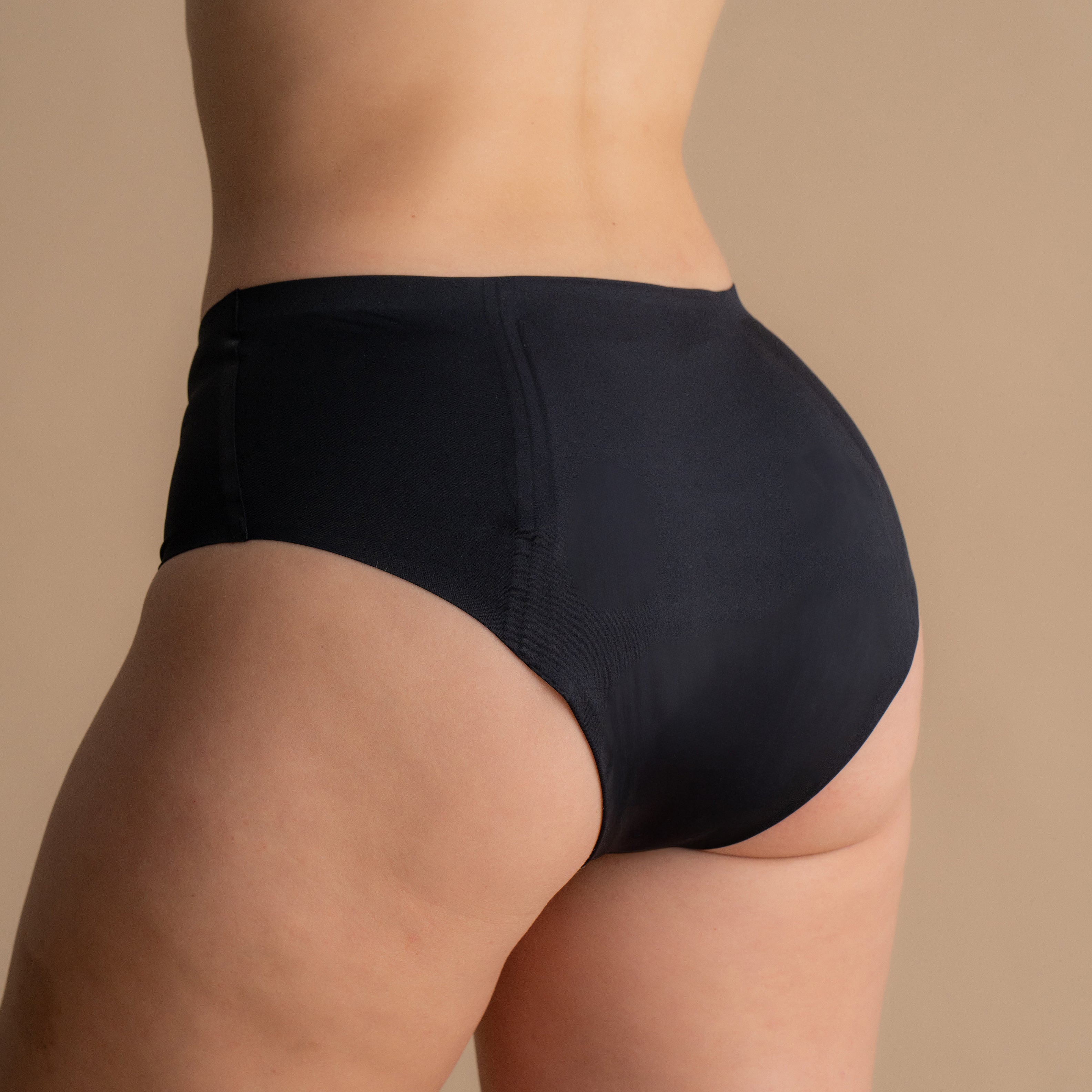 Zadnji pogled na črne Floena Leakproof Seamless High Waist Brief, brezšivne visoko pasne menstrualne hlačke, z gladkim brezšivnim dizajnom
