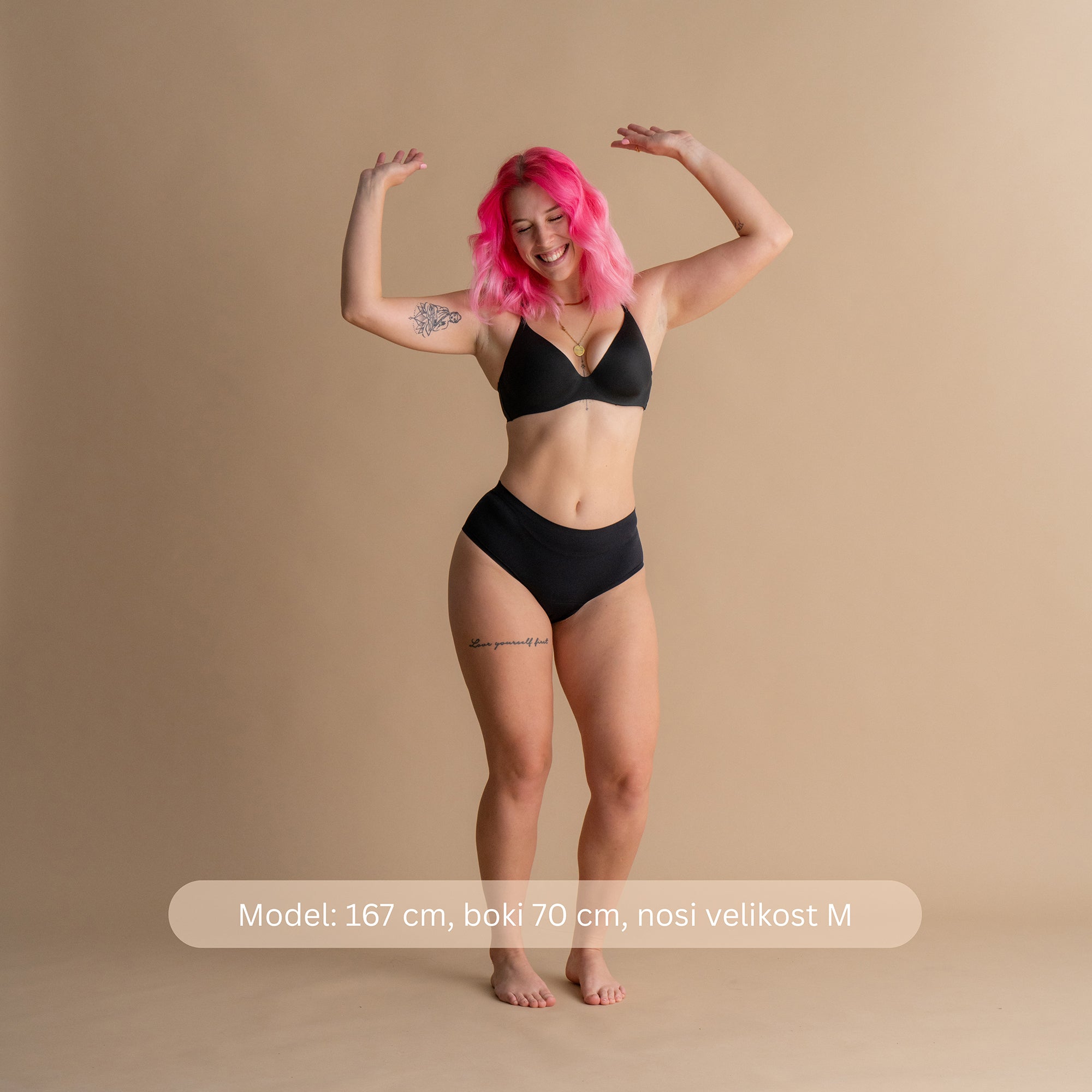 Sprednji pogled na model višine 167 cm z boki 70 cm v velikosti M črnih Floena Leakproof Seamless High Waist Brief, brezšivne visoko pasne menstrualne hlačke, z navedbo mere
