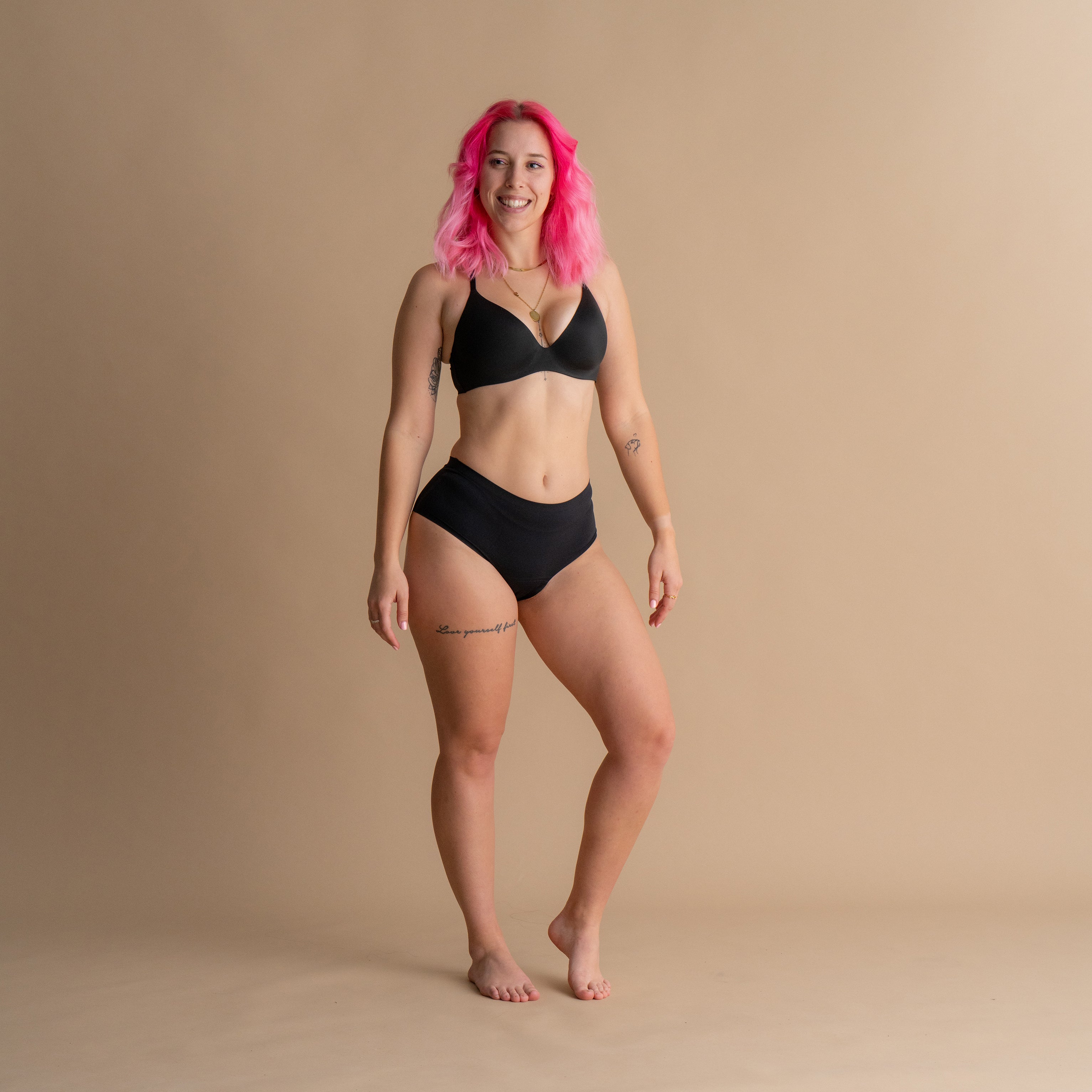 Celoten sprednji pogled na model v črnih Floena Leakproof Seamless High Waist Brief, brezšivne visoko pasne menstrualne hlačke, z laskavim visokim pasom