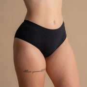 Bližnji posnetek črnih Floena Leakproof Seamless High Waist Brief, brezšivne visoko pasne menstrualne hlačke, z gladkim materialom in visokim pasom