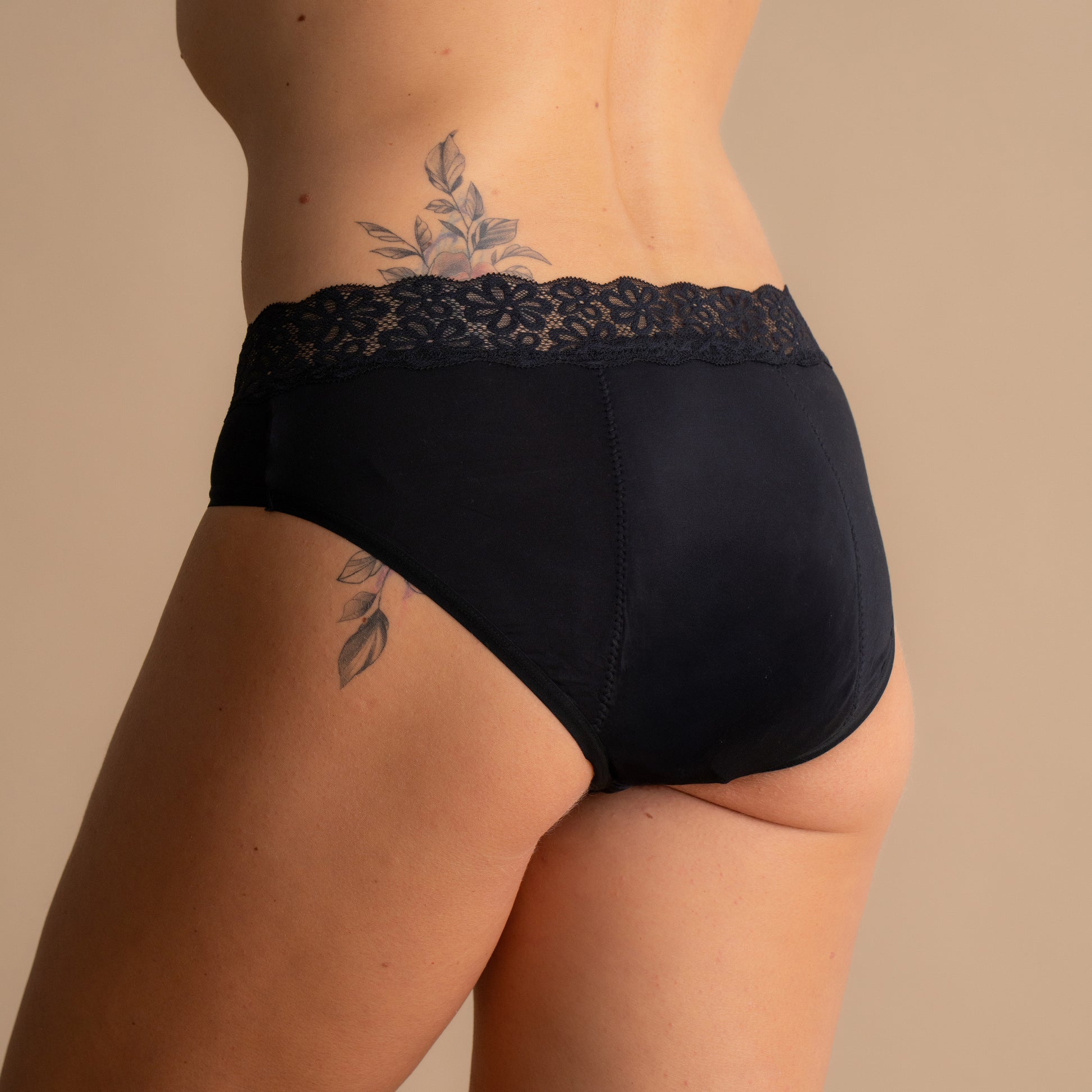 Zadnji pogled na črne Floena Leakproof Soft Cotton Brief, bombažne menstrualne hlačke, z nežnim čipkastim pasom