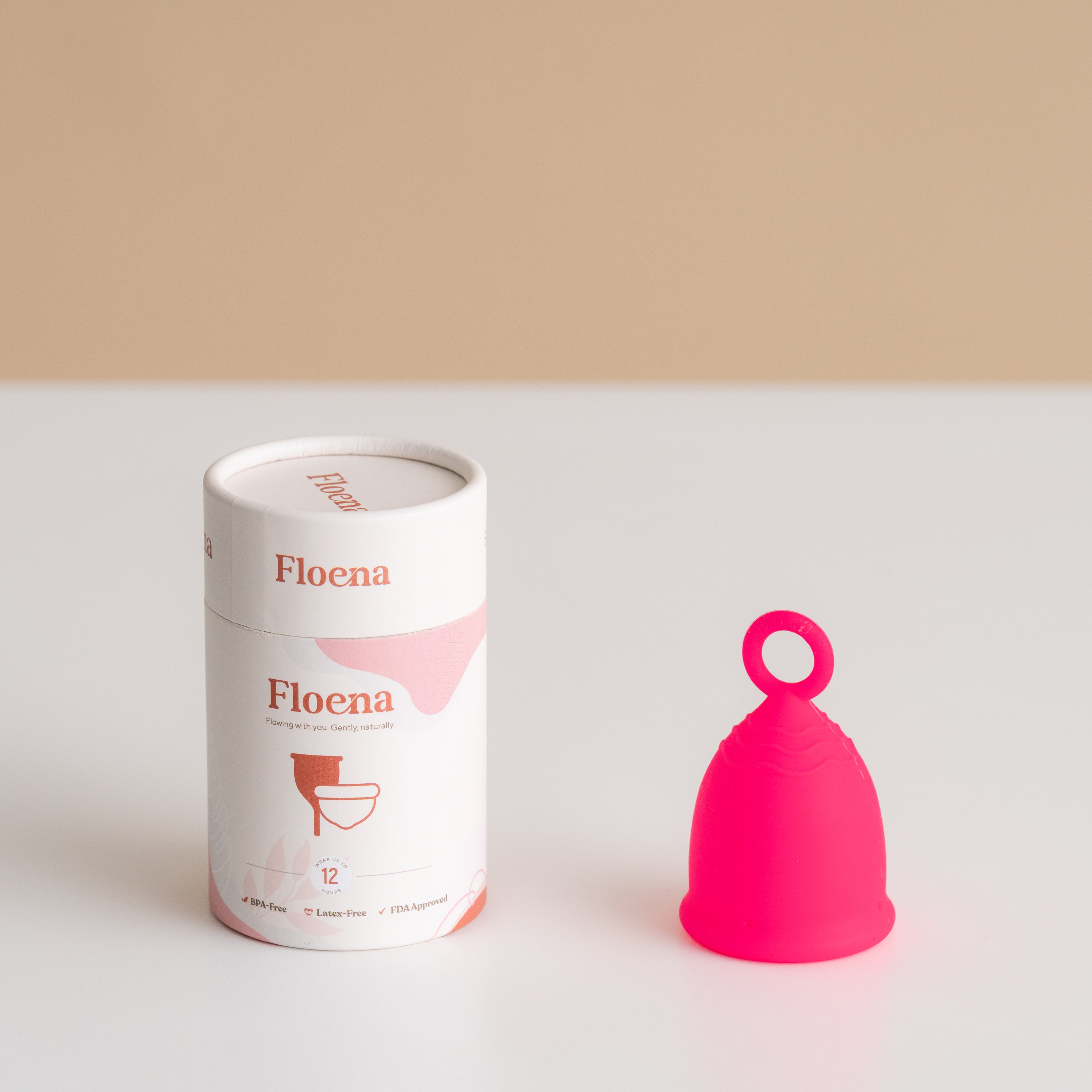Floena Ring Cup — roza menstrualna skodelica z ergonomskim obročkom ob embalaži, do 12 ur zaščite brez puščanja